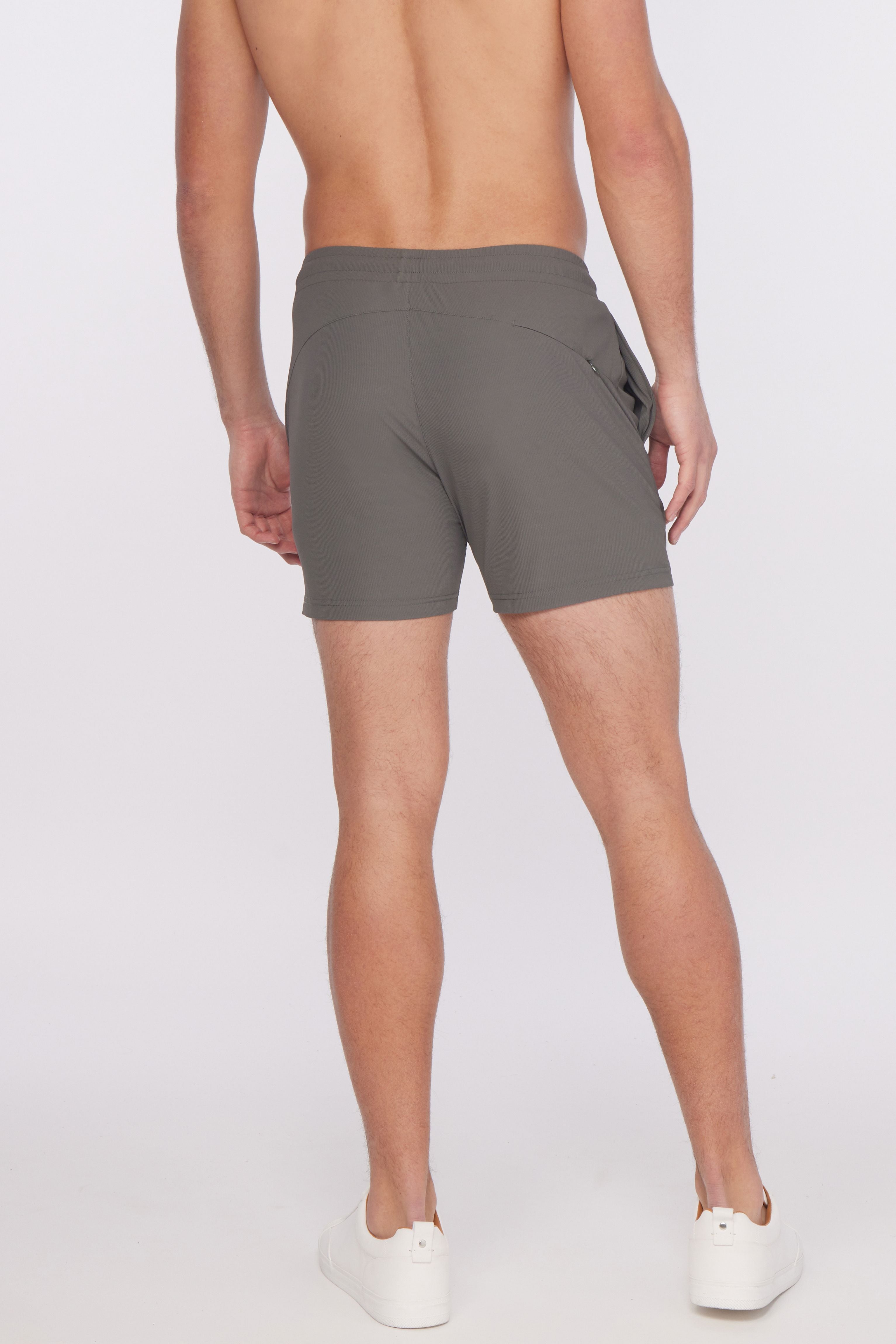 TEXTURED STRETCH PERFORMANCE SHORT